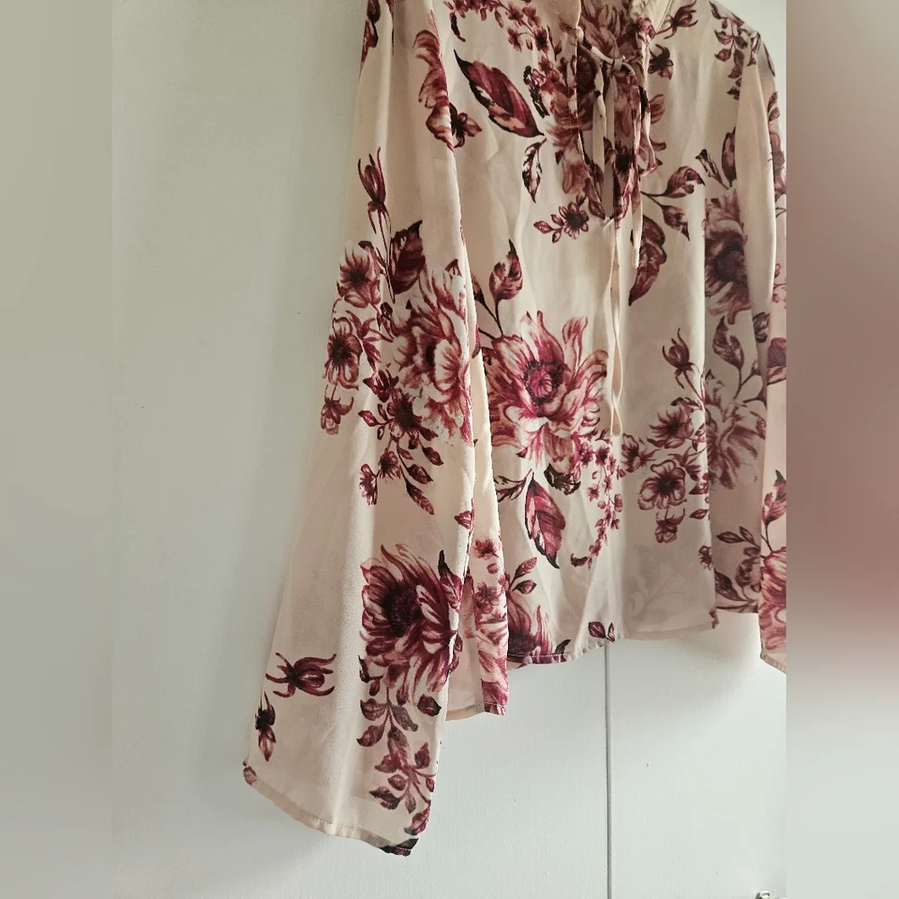Lily White Women's Blouse Floral Burgundy Pink Long Sleeves Lightweight Size M - Picture 3 of 9